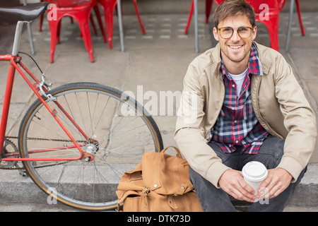 Menschen trinken Kaffee auf Stadtstraße Stockfoto