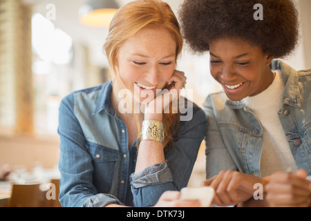 Frauen mit Handy zusammen im café Stockfoto