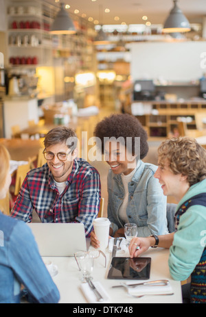 Freunde sprechen im café Stockfoto
