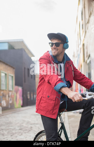 Mann Reiten Fahrrad auf Stadtstraße Stockfoto