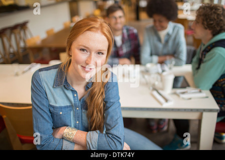 Frau sitzt mit Freunden im café Stockfoto