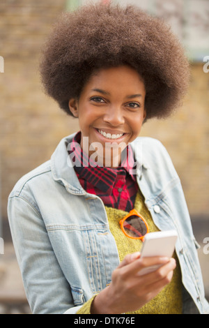 Frau mit Handy im freien Stockfoto