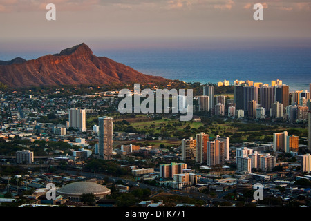 Abendlicht am Diamond Head Krater und Waikiki, Honolulu, Oahu, Hawaii Stockfoto