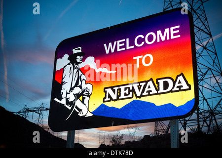 Herzlich Willkommen Sie in Nevada Zustand Grenze Schild mit einem himmelblauen Hintergrund Stockfoto