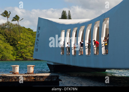 Touristen auf der USS Arizona Memorial, Pearl Harbor, Oahu, Hawaii Stockfoto