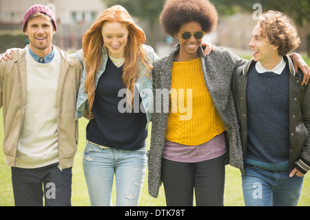 Freunde, die zusammen im Park spazieren Stockfoto