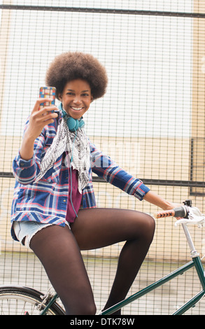 Frau nehmen Selbstporträt auf Fahrrad Stockfoto
