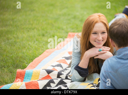 Paar erholsame auf Decke im park Stockfoto