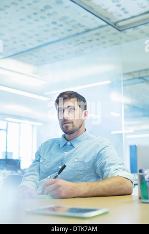 Geschäftsmann Notizen in Meetings Stockfoto