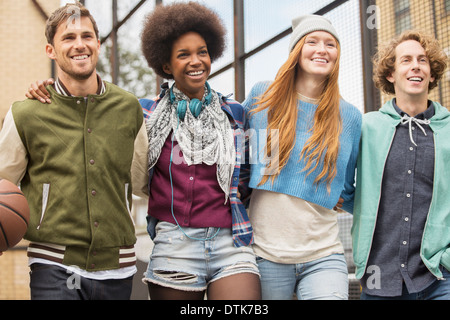 Freunde gehen zusammen mit basketball Stockfoto