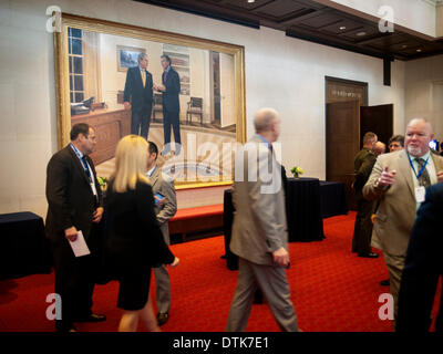 Dallas, TX, USA. 19. Februar 2014. Während einer Pause bei den militärischen Service Initiative Summit Teilnehmer sehen ein großes Gemälde von Präsident George W. Bush im Gespräch mit U.K Premierminister Tony Blair bei der Präsident George W. Bush Presidential Center in Dallas, TX Credit: J. G. Domke/Alamy Live News Stockfoto