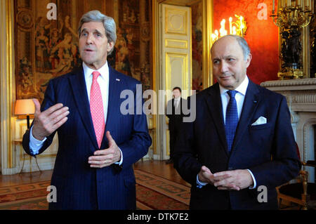 US-Außenminister John Kerry durch französische Außenminister Laurent Fabius verbunden, spricht mit Reportern über die Situation in der Ukraine vor einem bilateralen Treffen des Quai d ' Orsay 19. Februar 2014 in Paris, Frankreich. Stockfoto