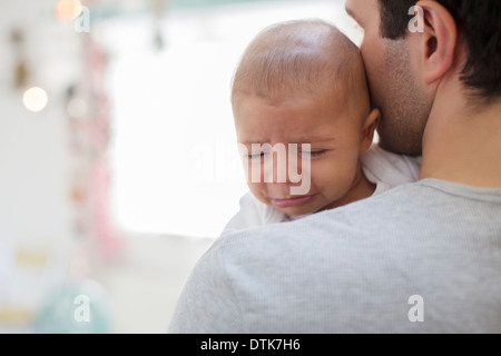 Vater Holding schreiendes Baby boy Stockfoto