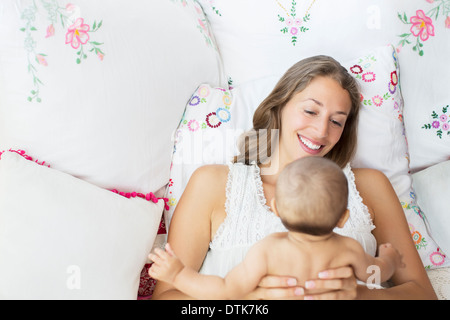 Mutter mit Baby spielen Stockfoto