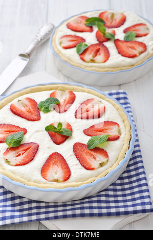 Erdbeer-Tarte mit Ricotta-Füllung in Auflaufform auf hölzernen Hintergrund Stockfoto