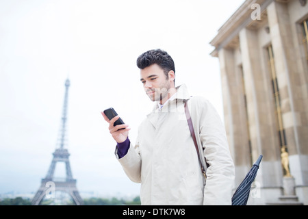 Geschäftsmann mit Handy von Eiffelturm, Paris, Frankreich Stockfoto