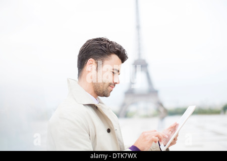 Geschäftsmann mit digital-Tablette von Eiffelturm, Paris, Frankreich Stockfoto