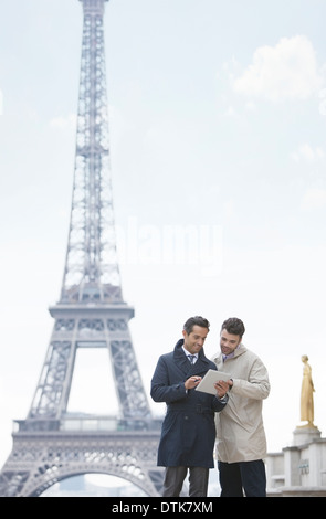 Geschäftsleute, die mit digital-Tablette von Eiffelturm, Paris, Frankreich Stockfoto