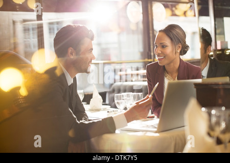 Business-Leute, die reden im restaurant Stockfoto