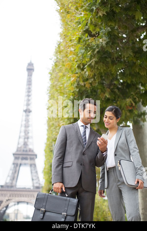 Business-Leute, die sprechen in der Nähe von Eiffelturm, Paris, Frankreich Stockfoto