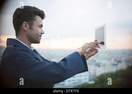 Geschäftsmann mit digitalen Tablet im freien Stockfoto