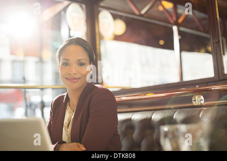 Geschäftsfrau, die lächelnd in restaurant Stockfoto