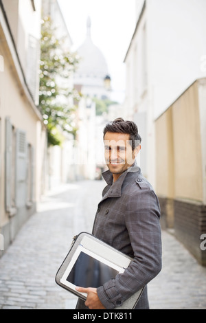 Geschäftsmann mit digital-Tablette auf Stadtstraße Stockfoto