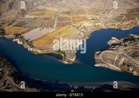 Carrick Weinberge und Lake Dunstan, Bannockburn, Central Otago, Südinsel, Neuseeland - Antenne Stockfoto