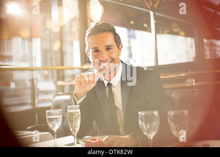 Geschäftsmann lächelnd im restaurant Stockfoto