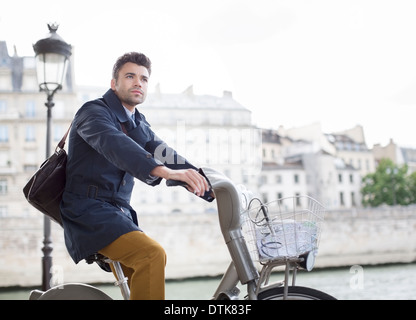 Geschäftsmann Reiten Fahrrad entlang Seine, Paris, Frankreich Stockfoto