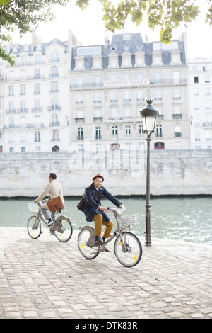 Männer auf Fahrrädern entlang Seine, Paris, Frankreich Stockfoto