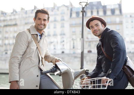 Geschäftsleute auf Fahrrädern entlang Seine, Paris, Frankreich Stockfoto