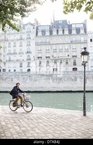 Mann Reiten Fahrrad entlang Seine, Paris, Frankreich Stockfoto