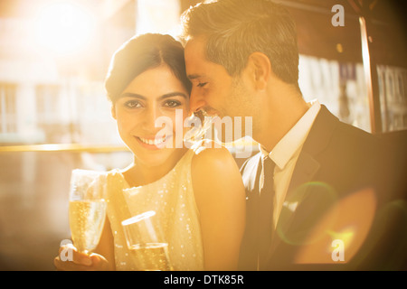 Paar beim Champagner zusammen Stockfoto