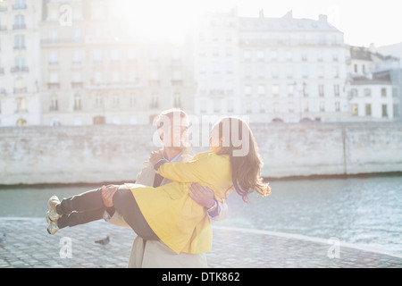 Mann-Betrieb-Freundin entlang Seine, Paris, Frankreich Stockfoto