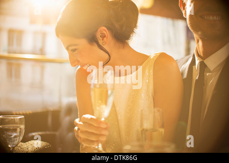Paar beim Champagner zusammen Stockfoto