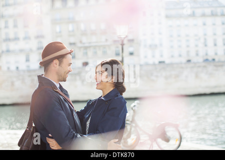 Paar umarmt entlang Seine, Paris, Frankreich Stockfoto