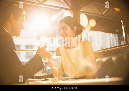 Paar, toasten Sektgläser im restaurant Stockfoto