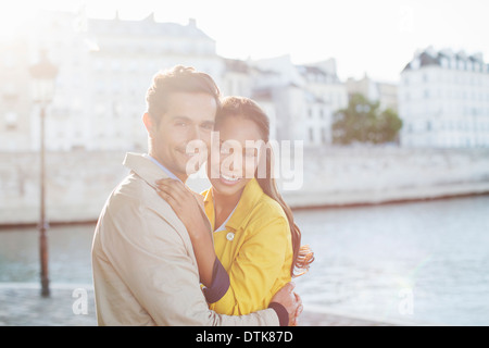 Paar umarmt entlang Seine, Paris, Frankreich Stockfoto