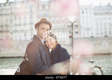 Paar umarmt entlang Seine, Paris, Frankreich Stockfoto