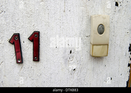 Staines Überschwemmungen. Haus Nummer Elf und weißem Kunststoff Türklingel oder Summer. Stockfoto