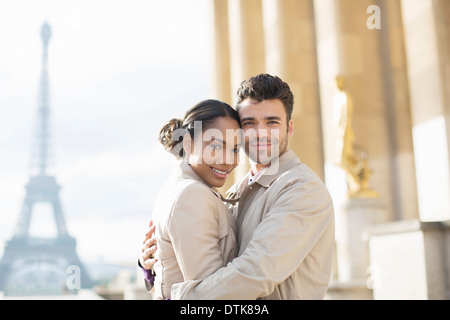 Paar, umarmen, in der Nähe von Eiffelturm, Paris, Frankreich Stockfoto