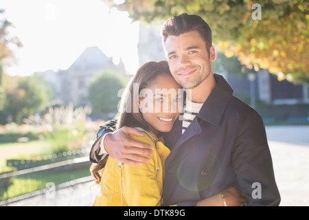 Paar umarmt im Stadtpark Stockfoto