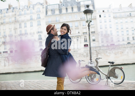 Paar umarmt entlang Seine, Paris, Frankreich Stockfoto