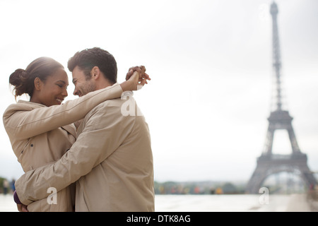 Paar, umarmen, in der Nähe von Eiffelturm, Paris, Frankreich Stockfoto