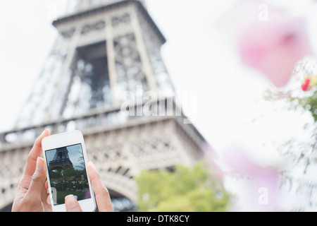 Frau fotografieren Eiffelturm mit Kamera-Handy, Paris, Frankreich Stockfoto