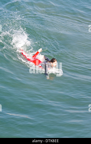 Morgen Surfer in Hermosa Beach, Los Angeles, Kalifornien. Stockfoto