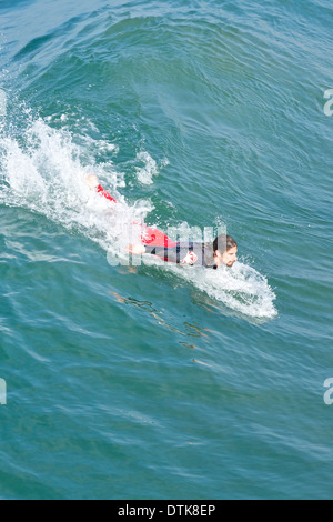 Morgen Surfer in Hermosa Beach, Los Angeles, Kalifornien. Stockfoto