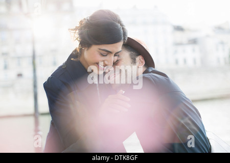 Paar umarmt entlang Seine, Paris, Frankreich Stockfoto