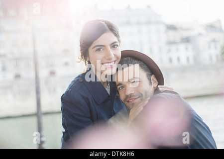 Paar umarmt entlang Seine, Paris, Frankreich Stockfoto